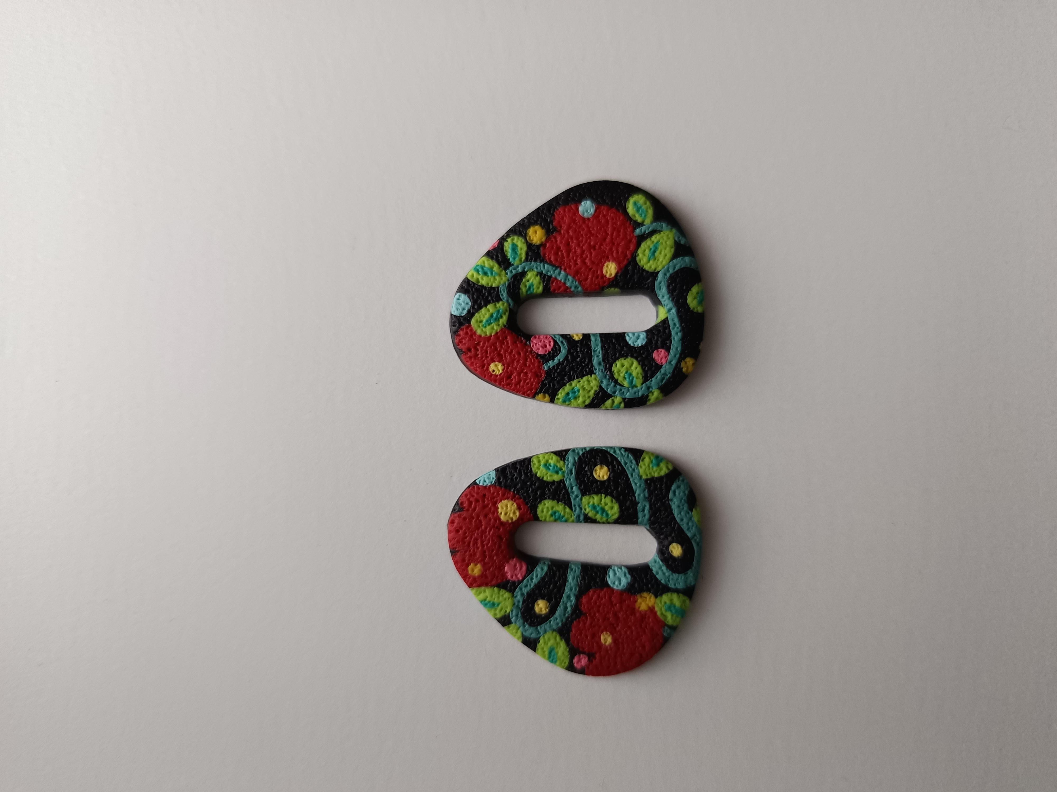 Par de aros artesanales con forma de gota con fondo Rosado