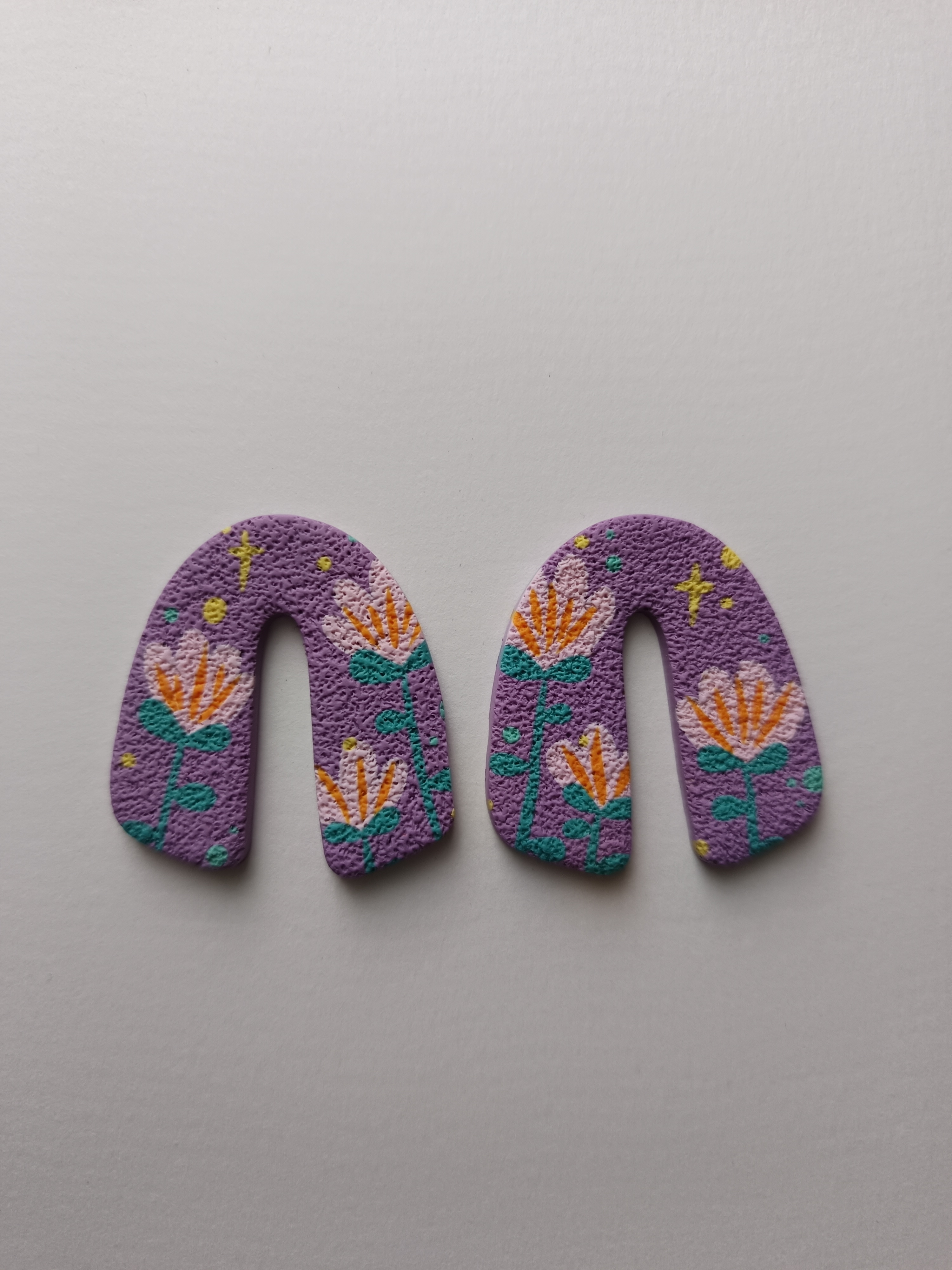 Par de aros artesanales en forma de arco Morado