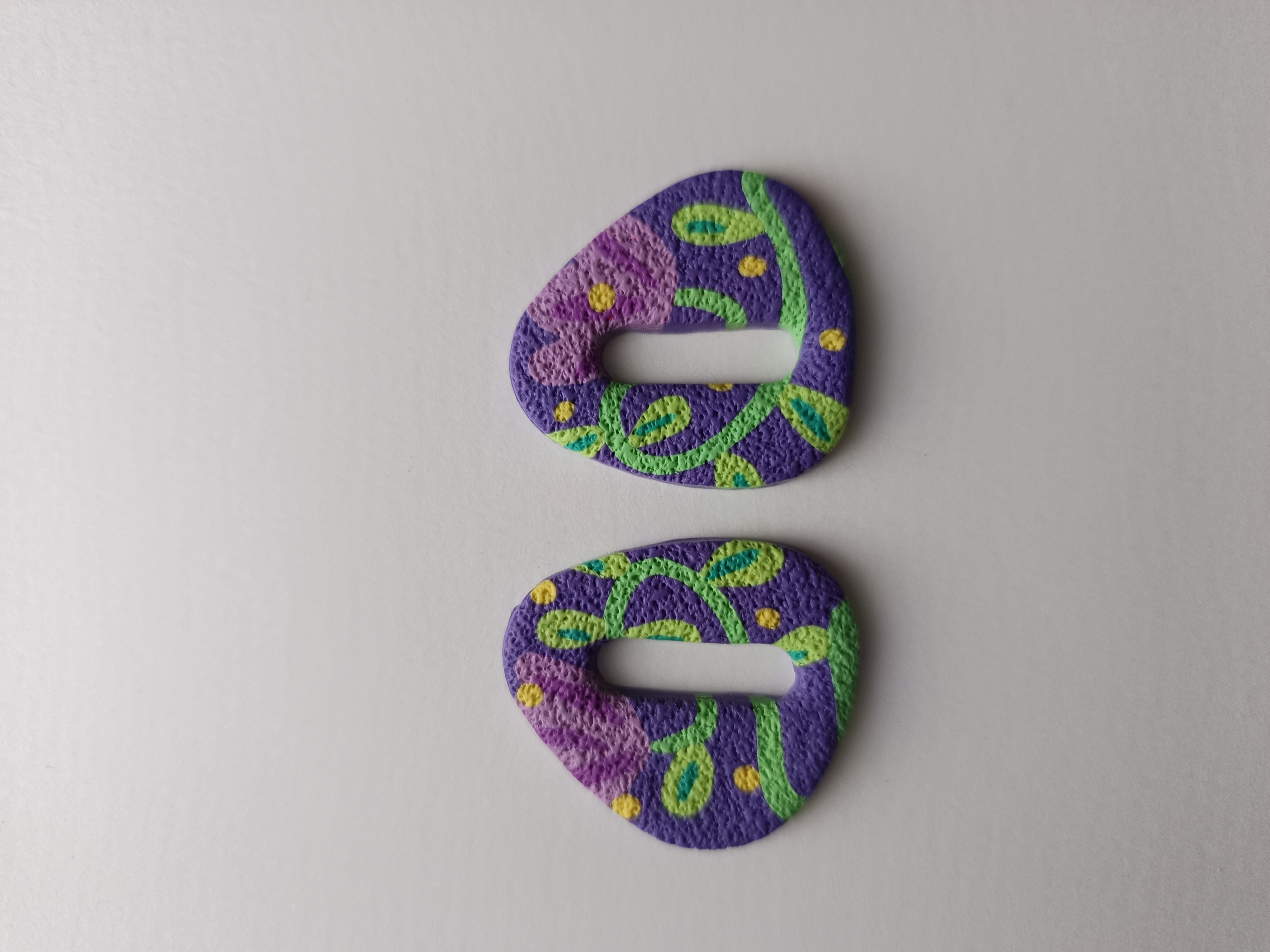 Par de aros artesanales con forma de gota con fondo Morado