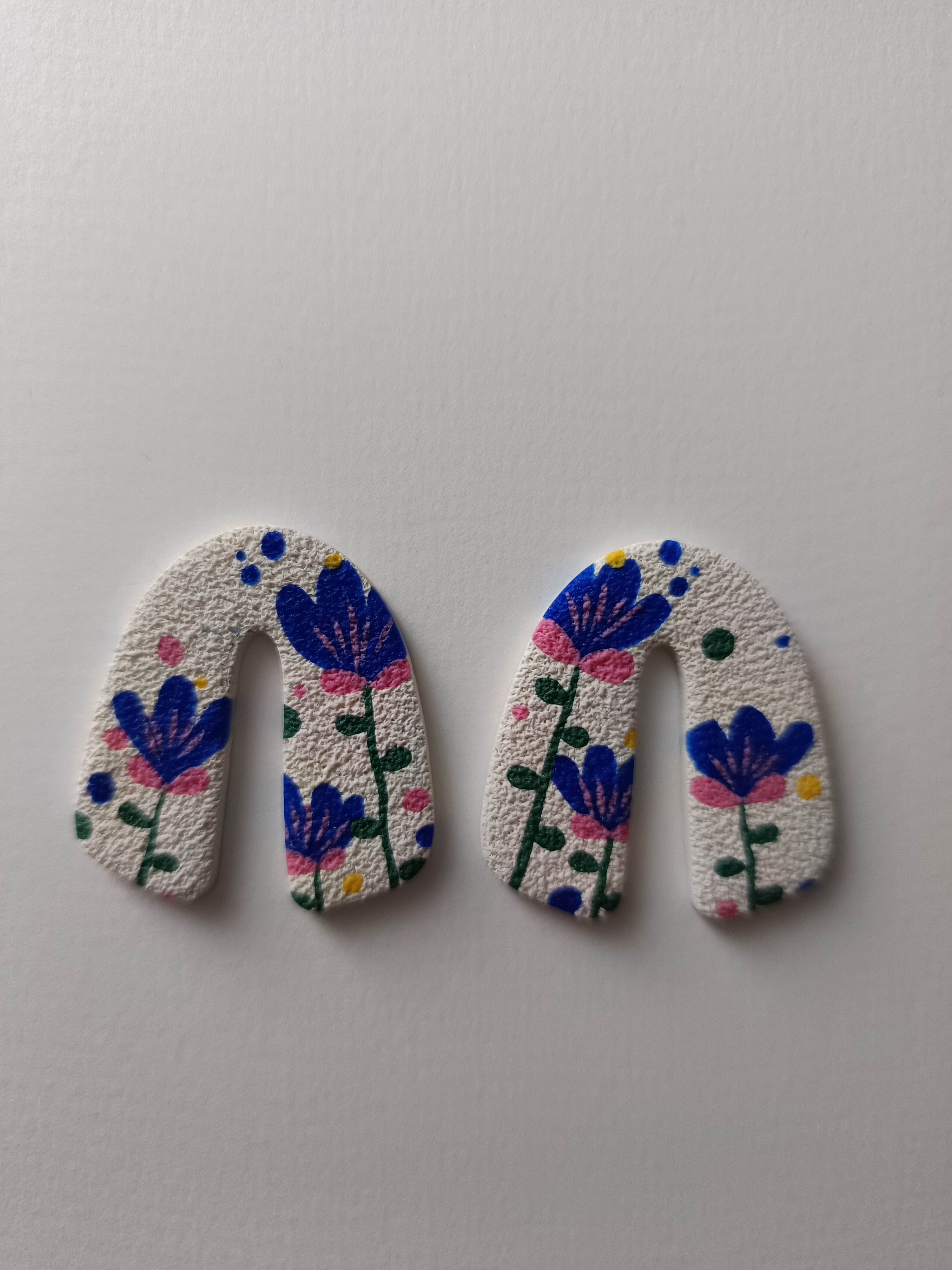 Par de aros artesanales en forma de arco Blanco